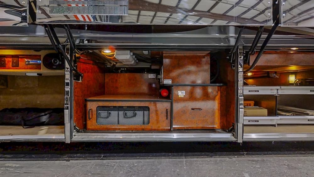 2004 Prevost Royale XLII Coach - Image 44