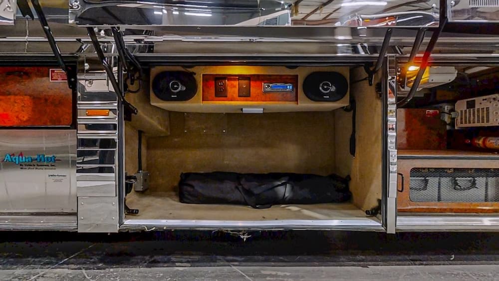 2004 Prevost Royale XLII Coach - Image 45