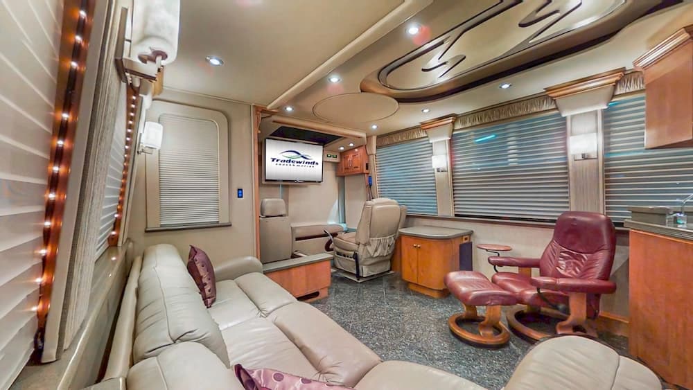 2004 Prevost Royale XLII Coach - Image 6