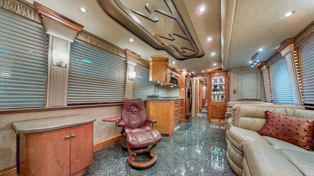 2004 Prevost Royale XLII Coach - Image 7