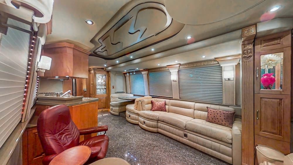 2004 Prevost Royale XLII Coach - Image 8