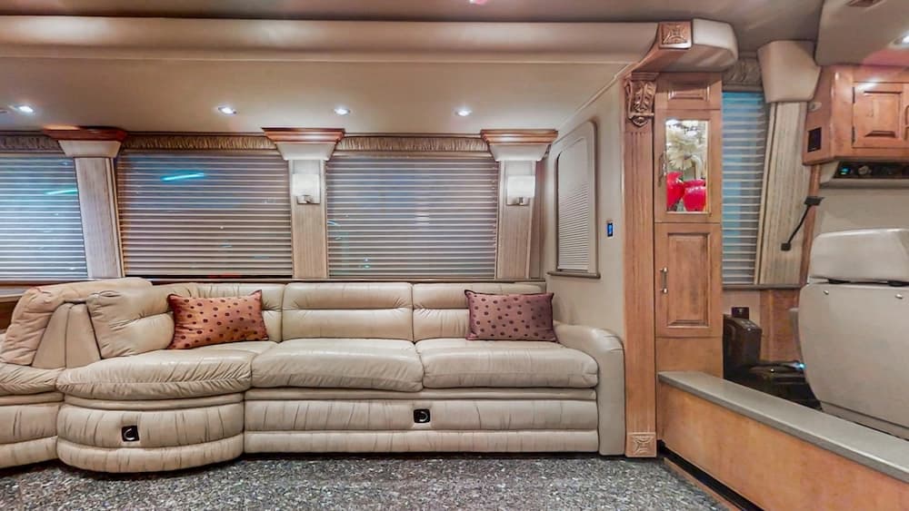 2004 Prevost Royale XLII Coach - Image 10