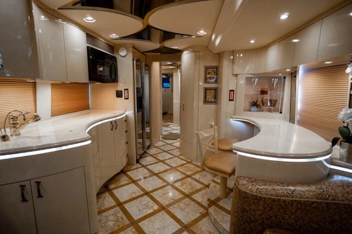 2006 Prevost Marathon H3-45 Motorhome - Image 11