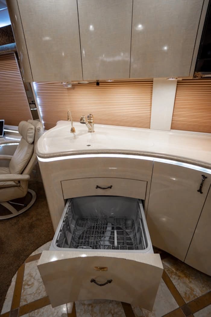 2006 Prevost Marathon H3-45 Motorhome - Image 14