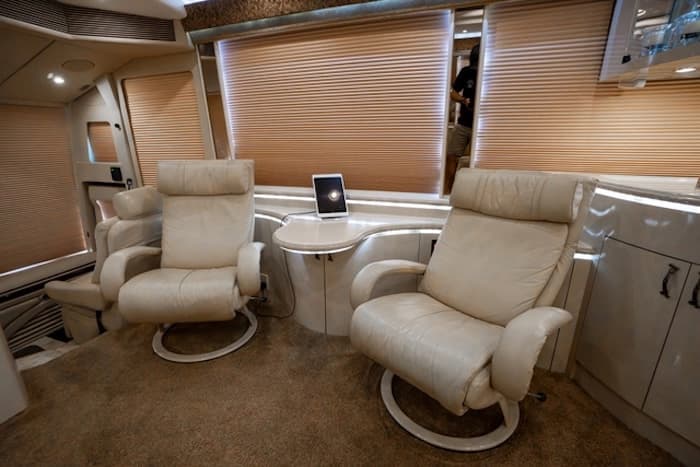 2006 Prevost Marathon H3-45 Motorhome - Image 10