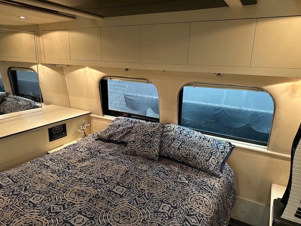 1998 Prevost Featherlite XL Motorhome - Image 12