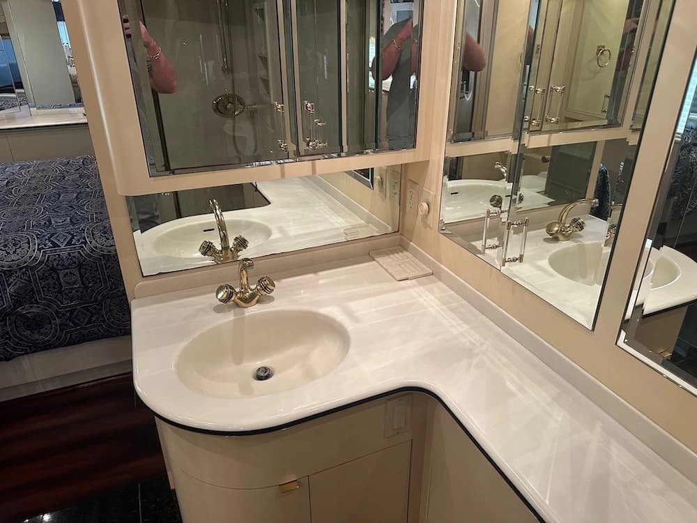 1998 Prevost Featherlite XL Motorhome - Image 13