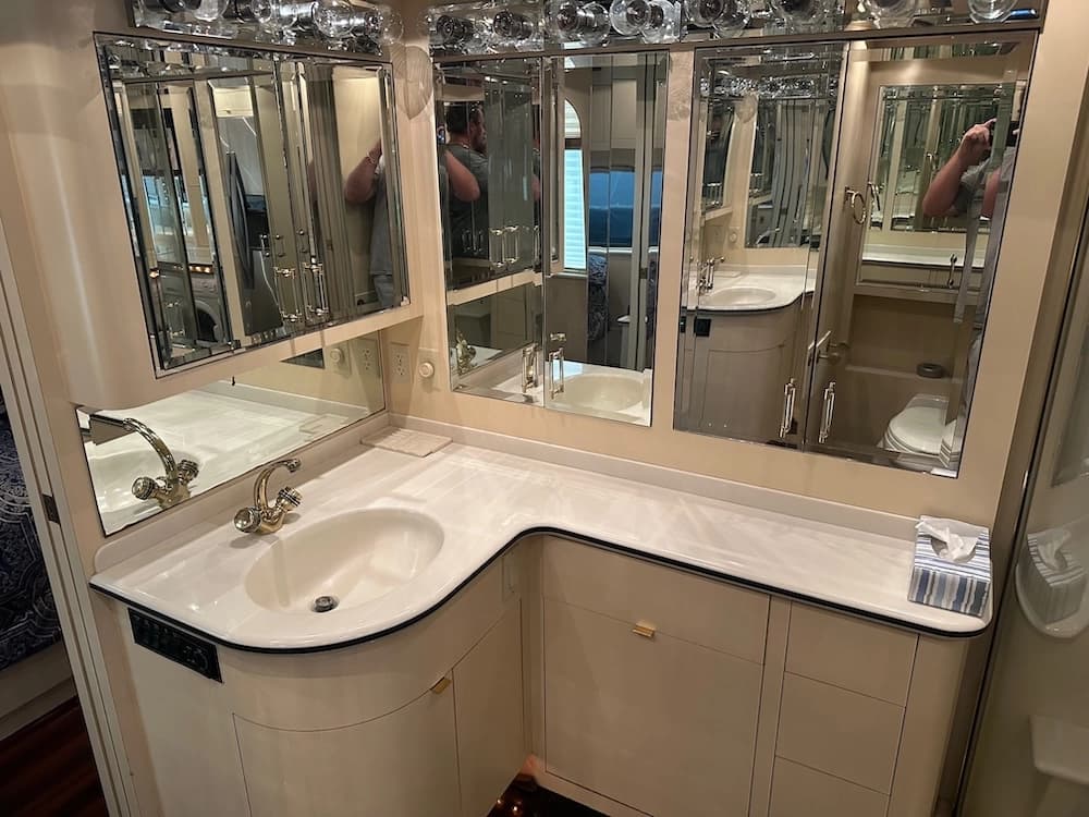 1998 Prevost Featherlite XL Motorhome - Image 14