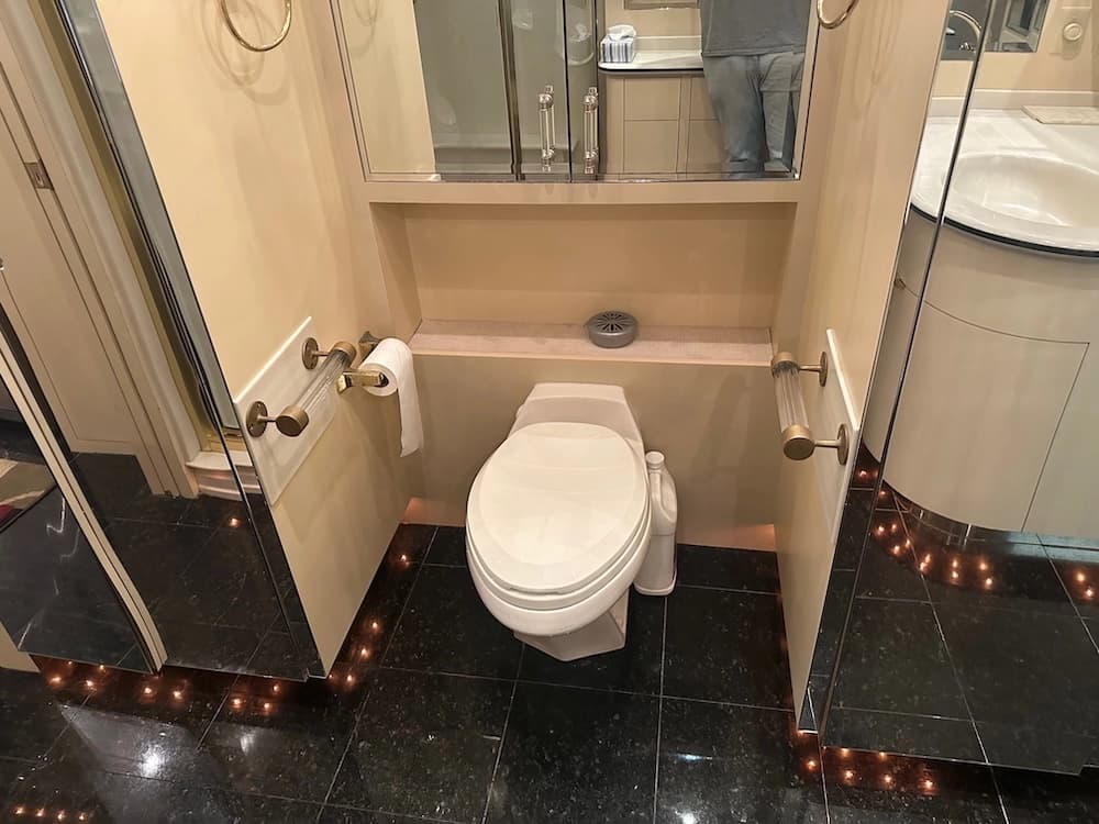 1998 Prevost Featherlite XL Motorhome - Image 16