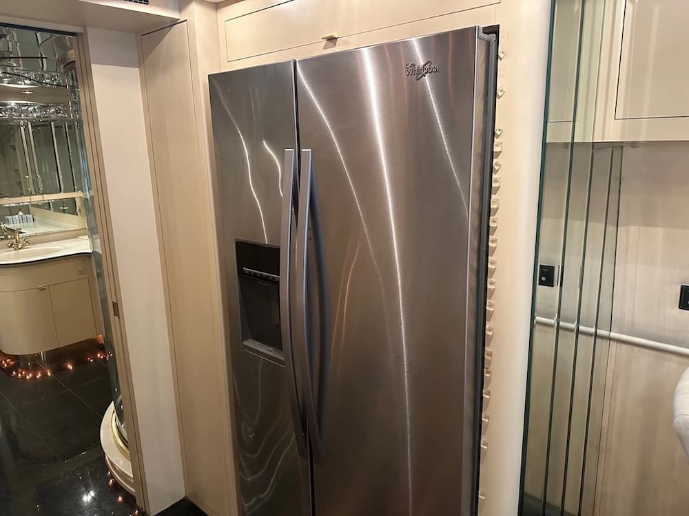 1998 Prevost Featherlite XL Motorhome - Image 18