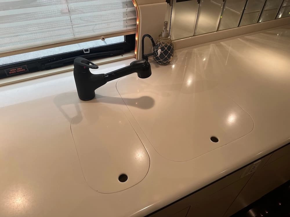 1998 Prevost Featherlite XL Motorhome - Image 22