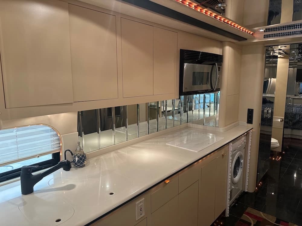 1998 Prevost Featherlite XL Motorhome - Image 25