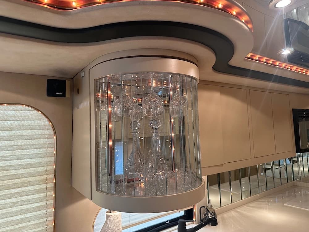 1998 Prevost Featherlite XL Motorhome - Image 26