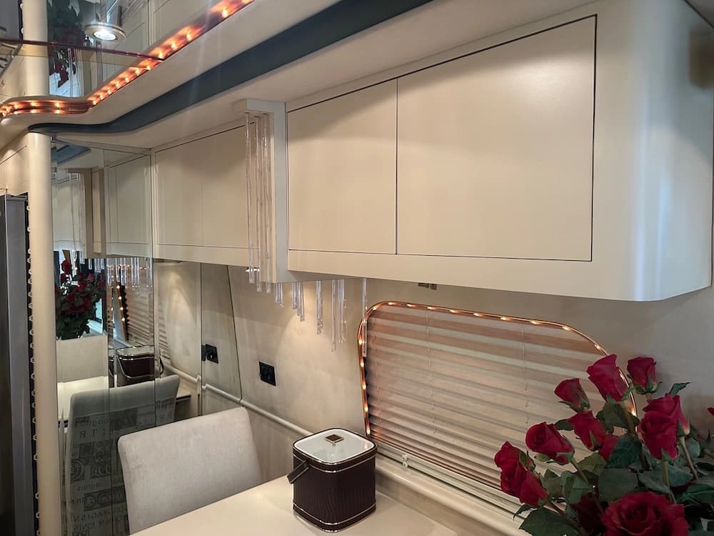 1998 Prevost Featherlite XL Motorhome - Image 28