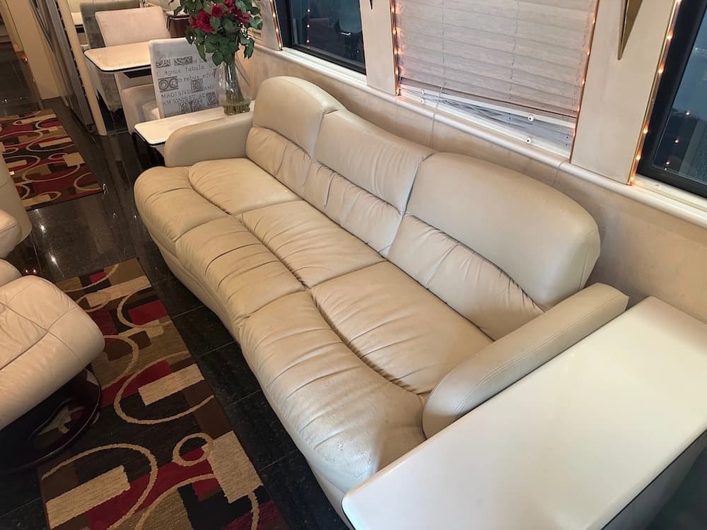 1998 Prevost Featherlite XL Motorhome - Image 32