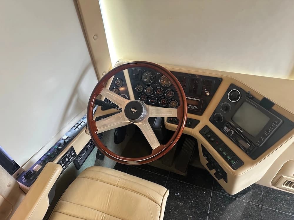 1998 Prevost Featherlite XL Motorhome - Image 35