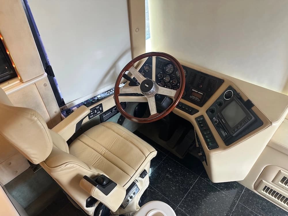 1998 Prevost Featherlite XL Motorhome - Image 36