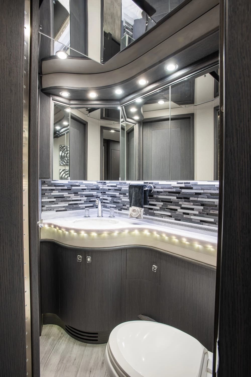 2019 Prevost Liberty Elegant Lady H3-45 Coach - Image 15