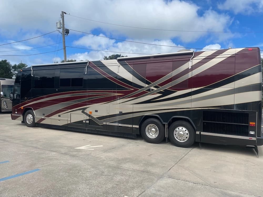 2005 Prevost Featherlite H3-45 Motorhome - Image 3