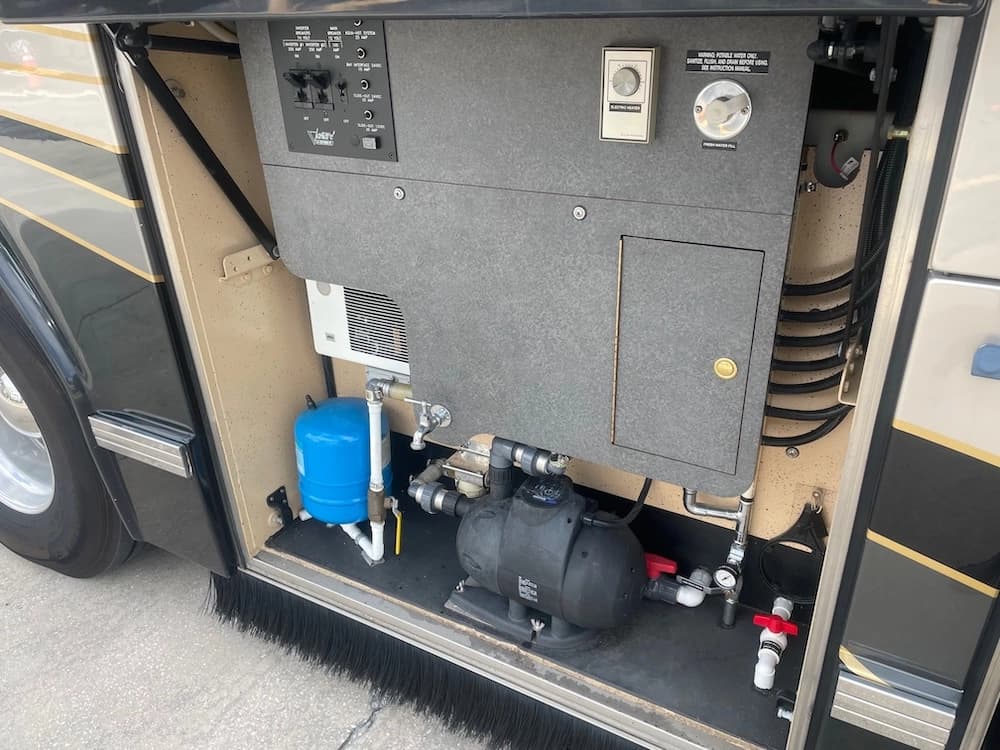 2005 Prevost Featherlite H3-45 Motorhome - Image 11