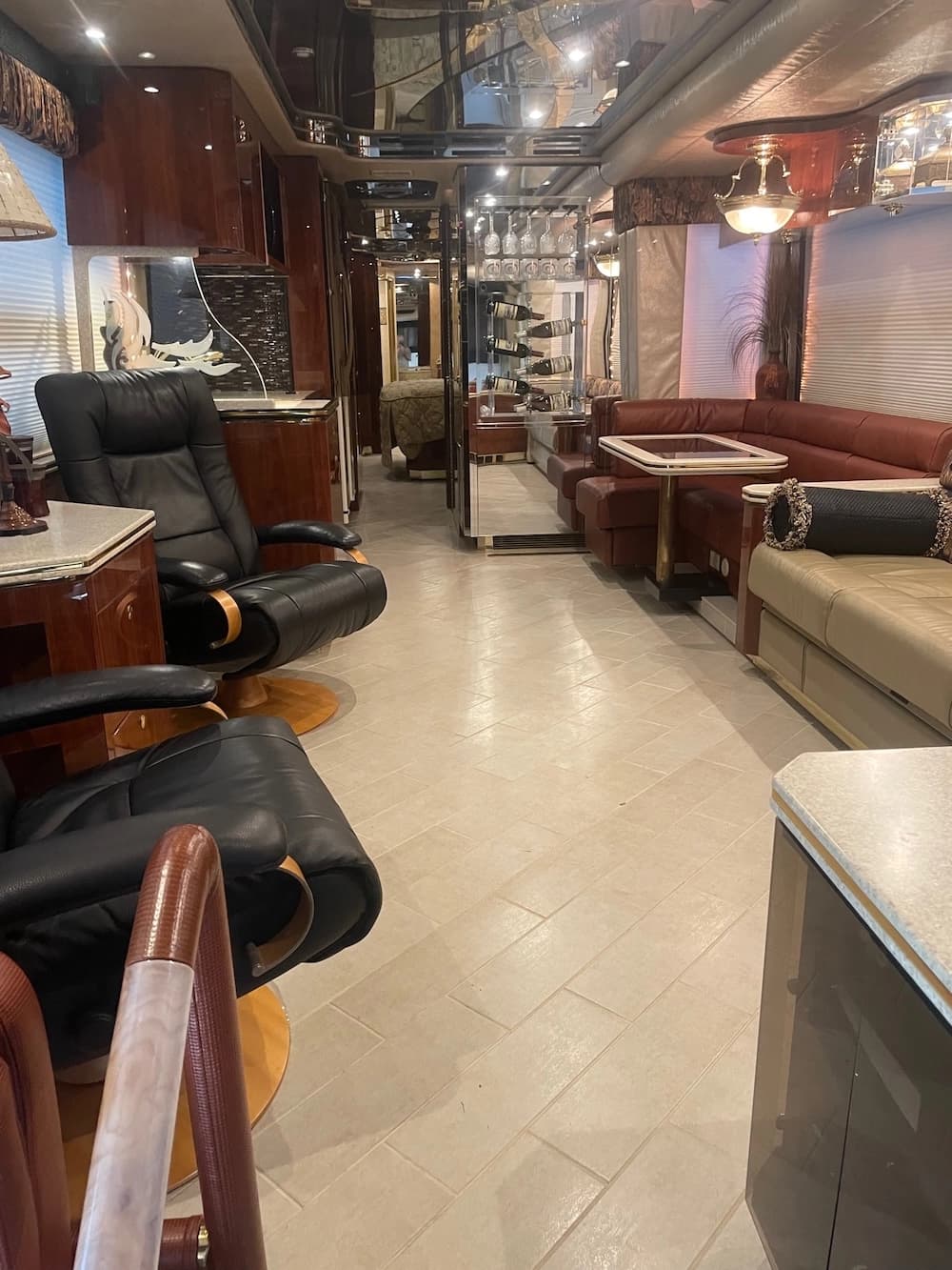 2005 Prevost Featherlite H3-45 Motorhome - Image 12