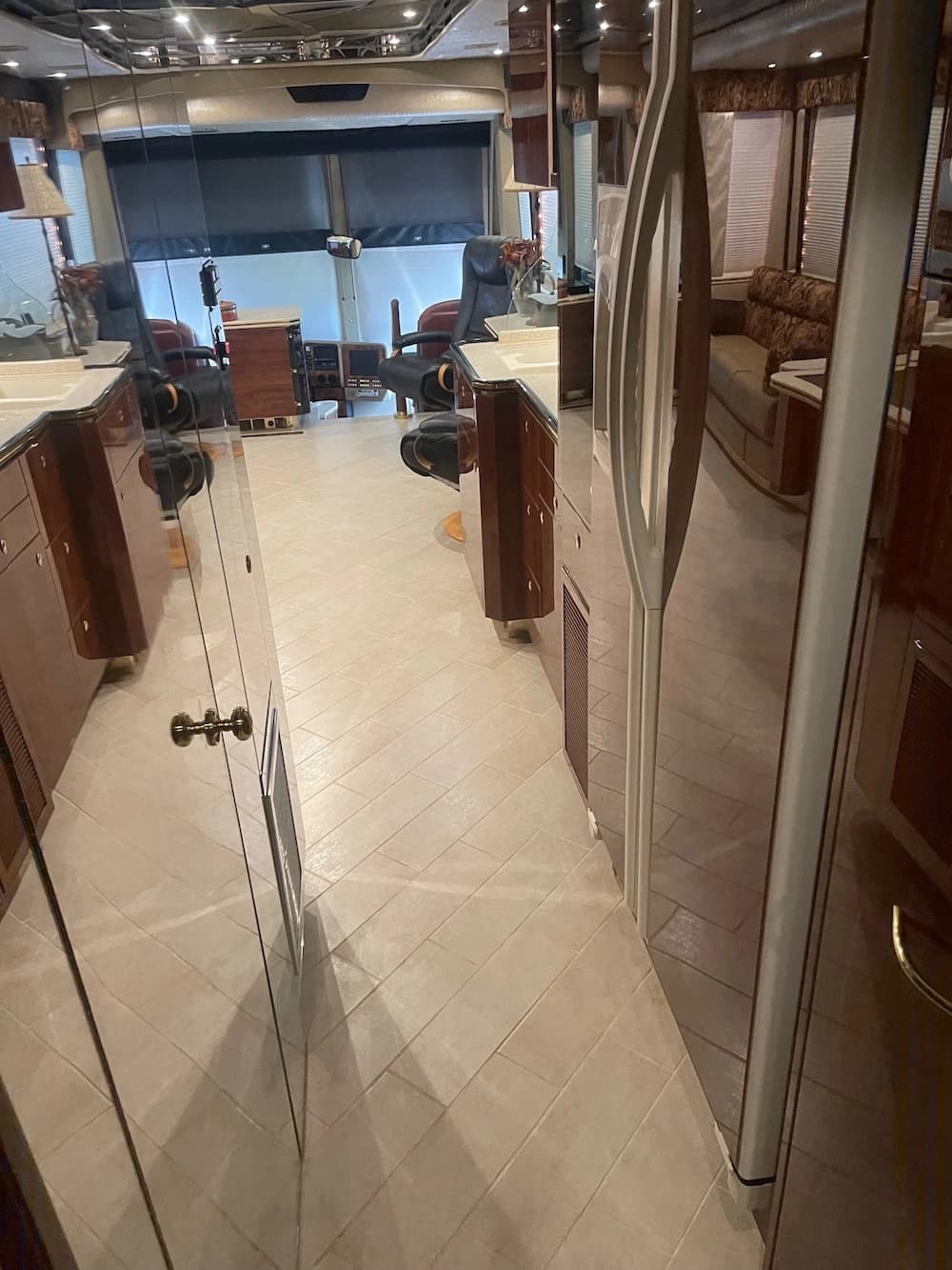 2005 Prevost Featherlite H3-45 Motorhome - Image 17