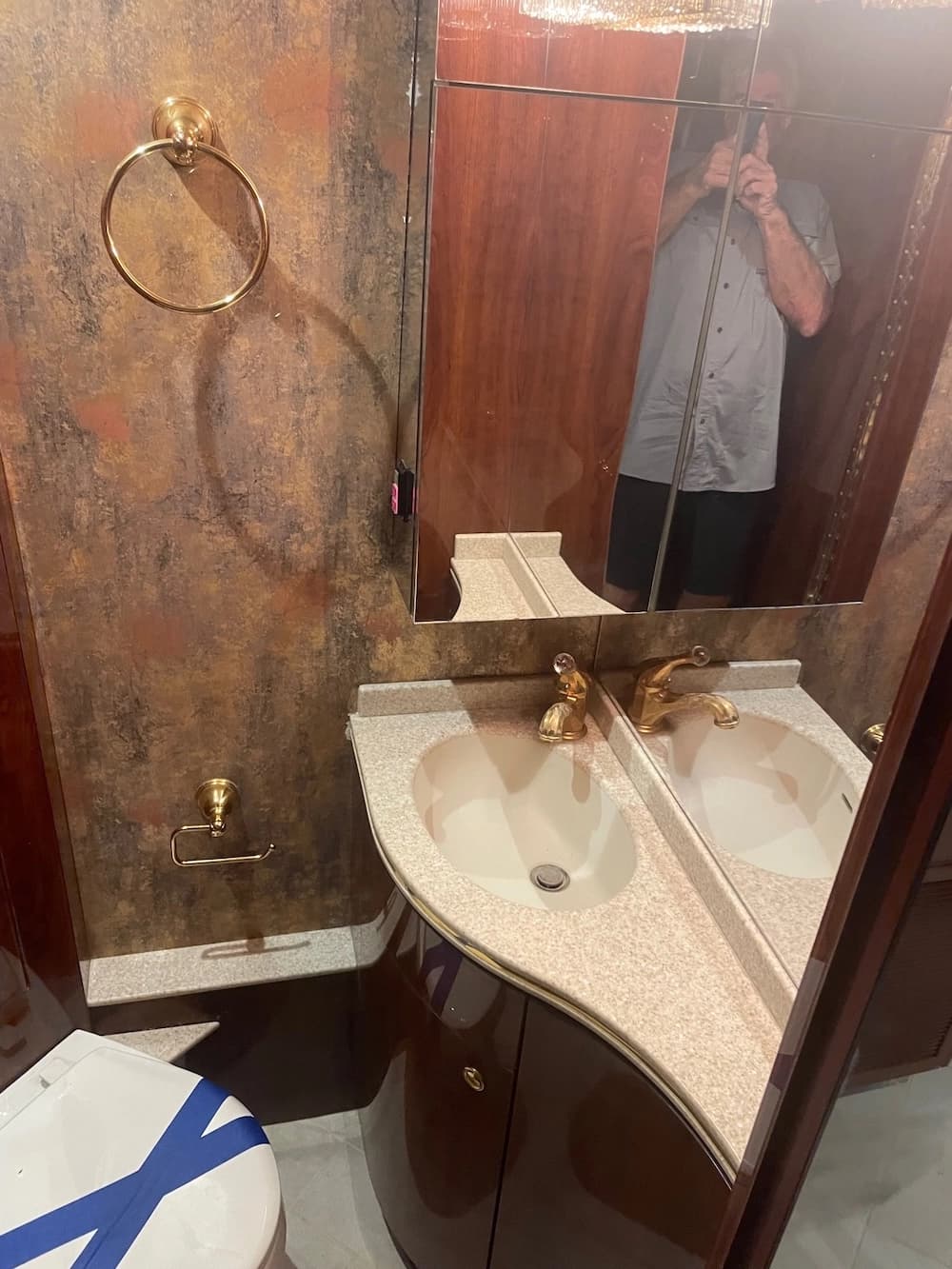 2005 Prevost Featherlite H3-45 Motorhome - Image 18