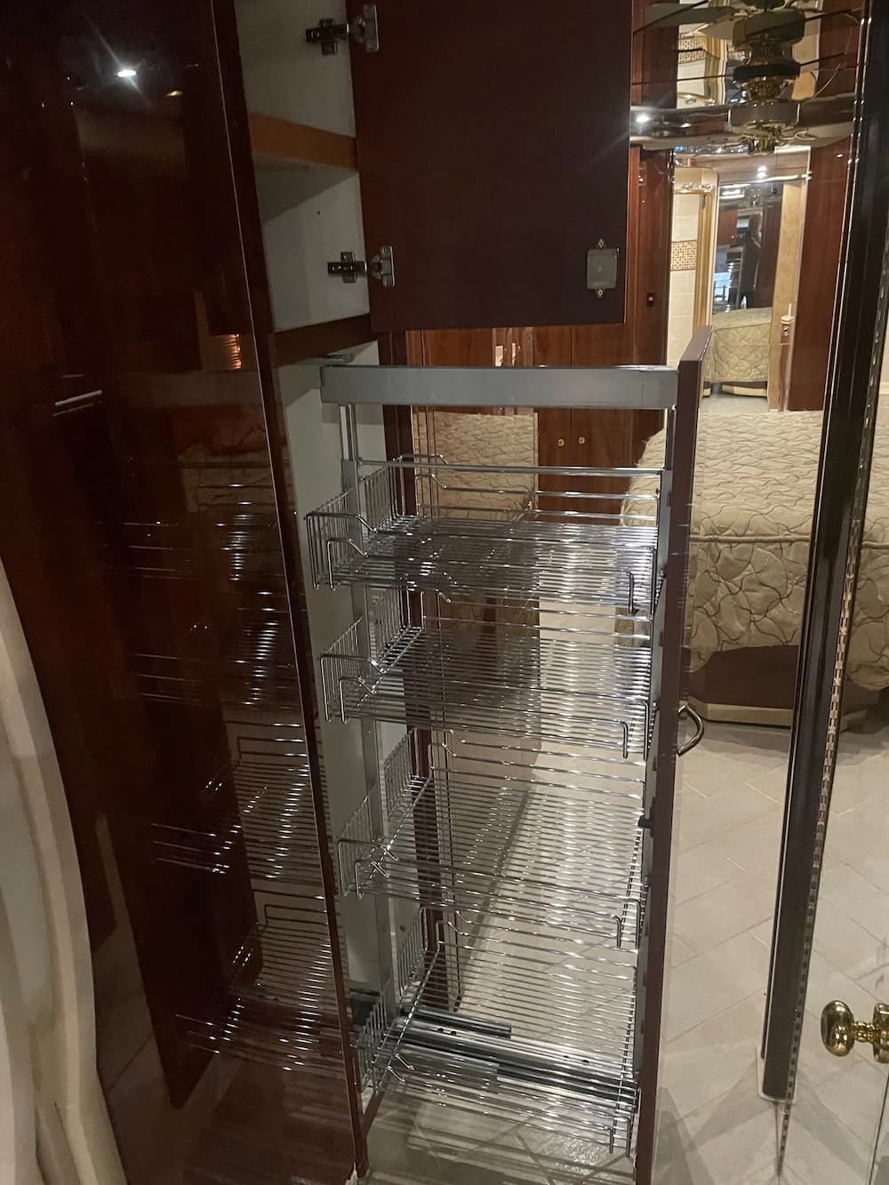 2005 Prevost Featherlite H3-45 Motorhome - Image 19