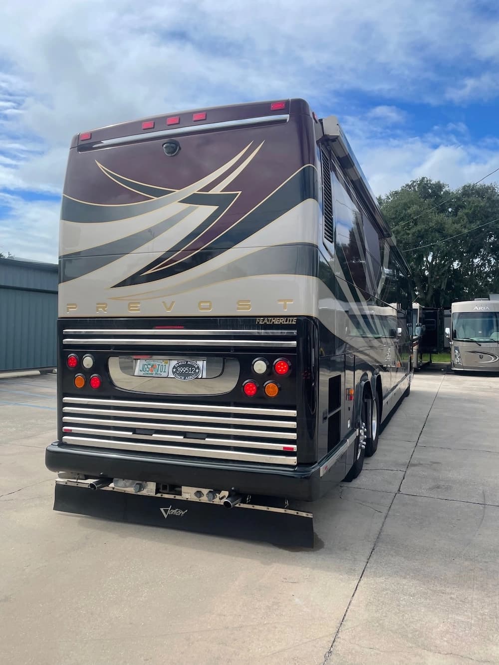 2005 Prevost Featherlite H3-45 Motorhome - Image 4