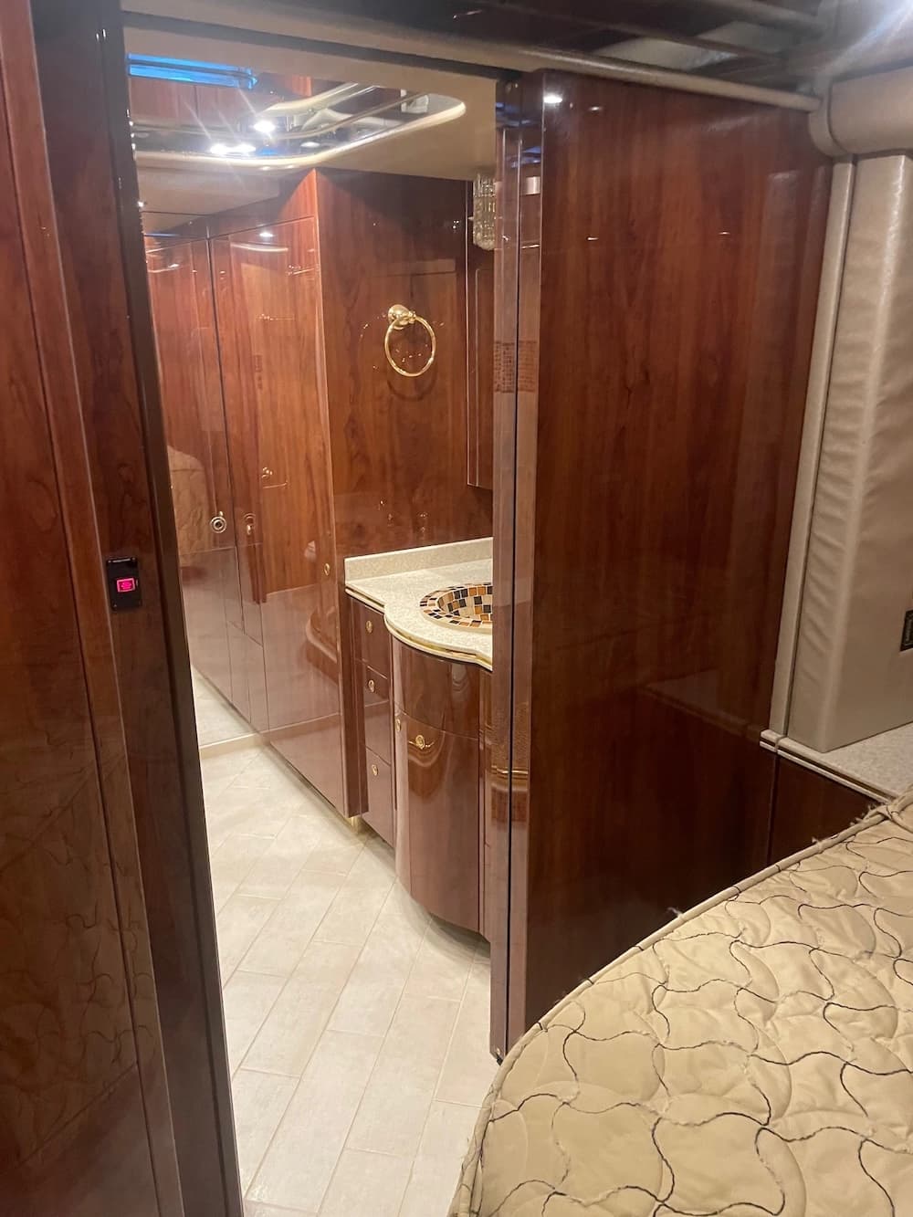 2005 Prevost Featherlite H3-45 Motorhome - Image 22