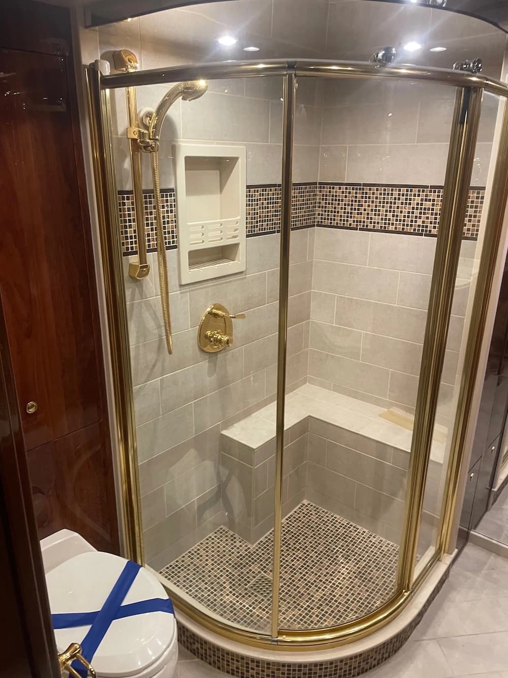 2005 Prevost Featherlite H3-45 Motorhome - Image 23