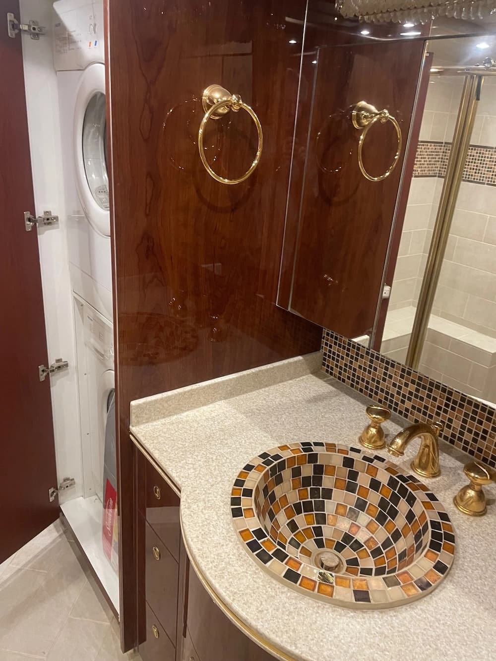 2005 Prevost Featherlite H3-45 Motorhome - Image 25