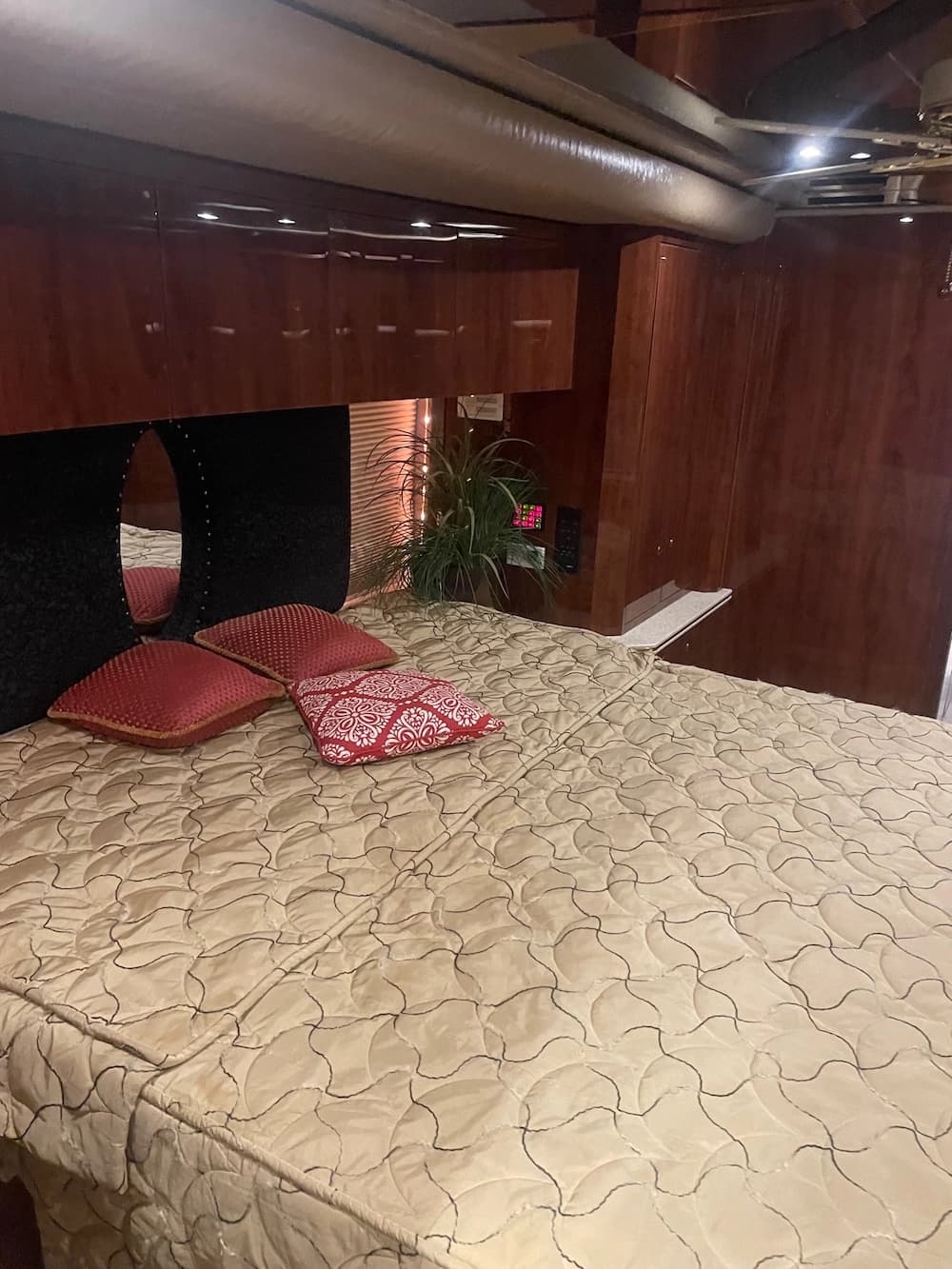 2005 Prevost Featherlite H3-45 Motorhome - Image 26