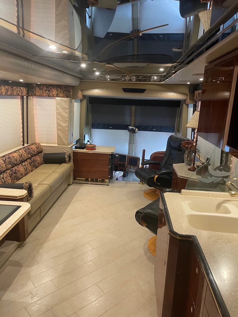 2005 Prevost Featherlite H3-45 Motorhome - Image 28