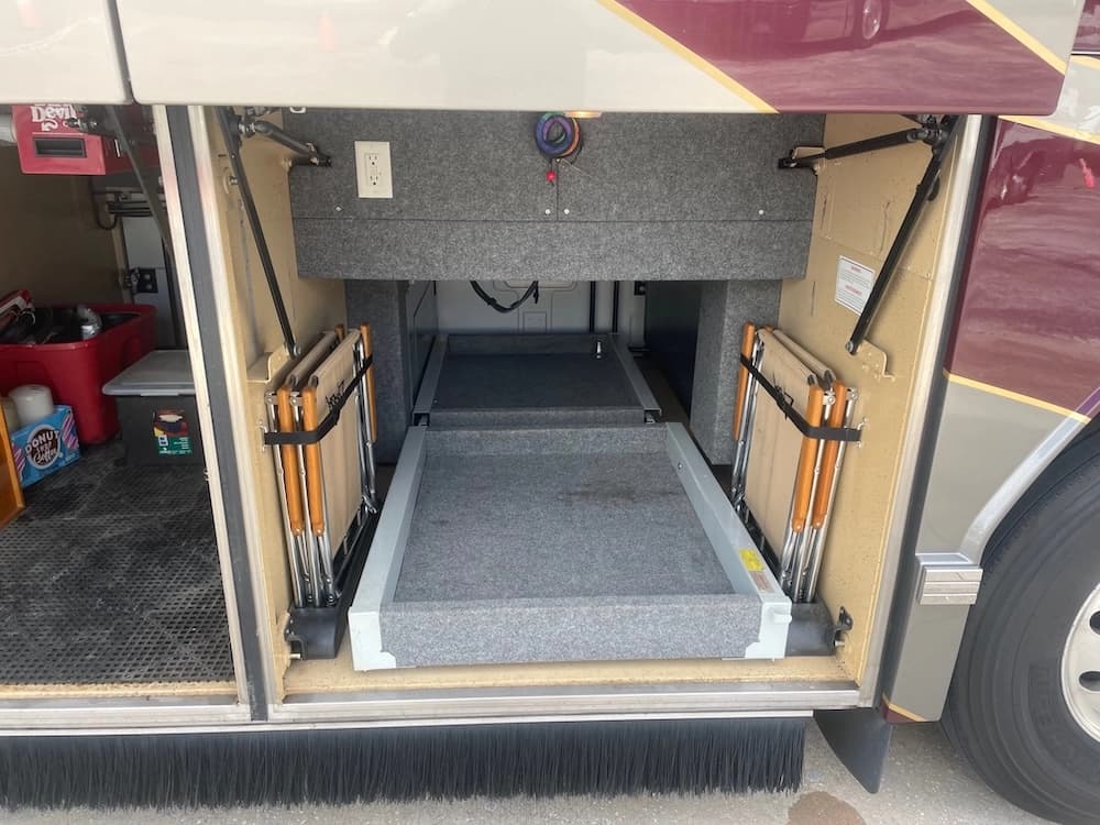 2005 Prevost Featherlite H3-45 Motorhome - Image 6