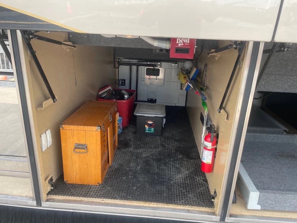 2005 Prevost Featherlite H3-45 Motorhome - Image 7