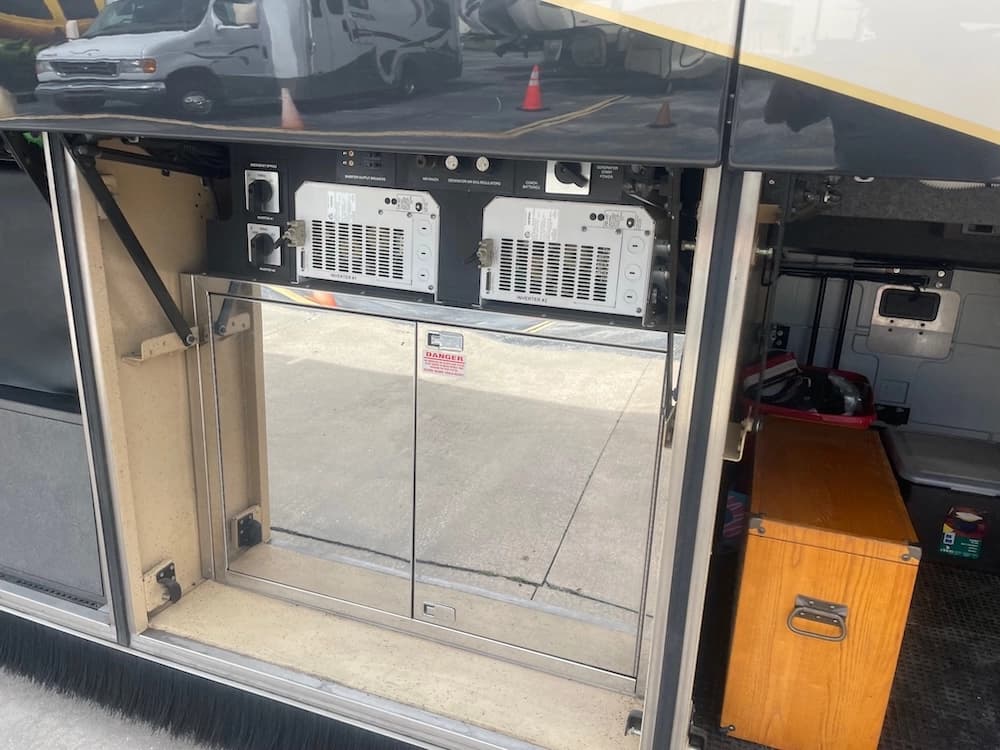 2005 Prevost Featherlite H3-45 Motorhome - Image 8