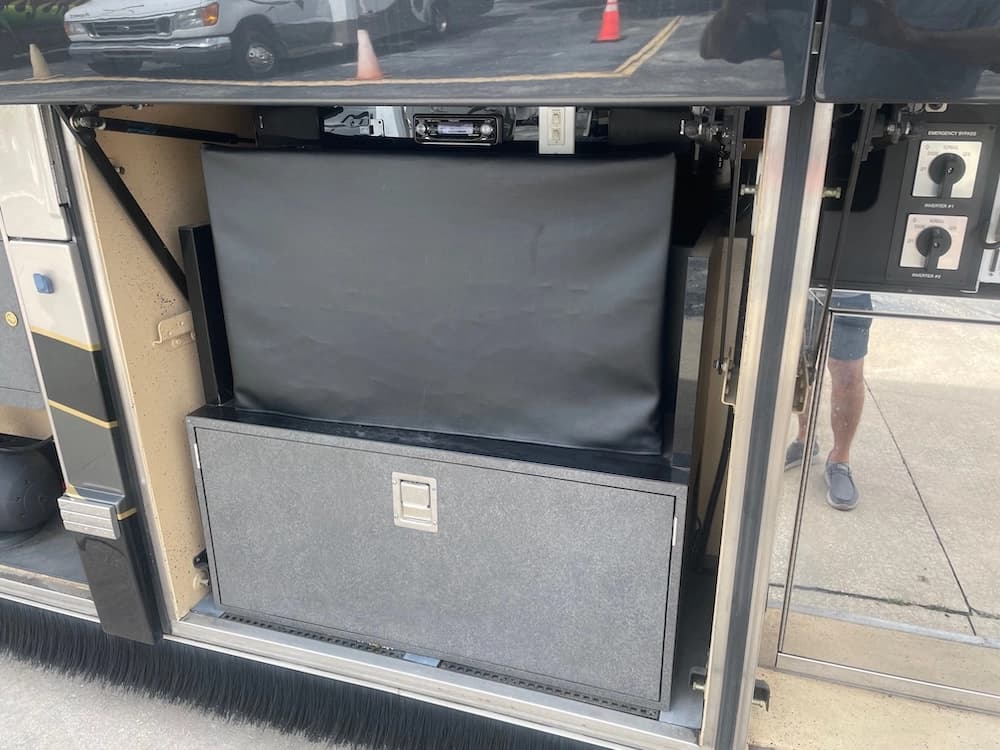 2005 Prevost Featherlite H3-45 Motorhome - Image 9