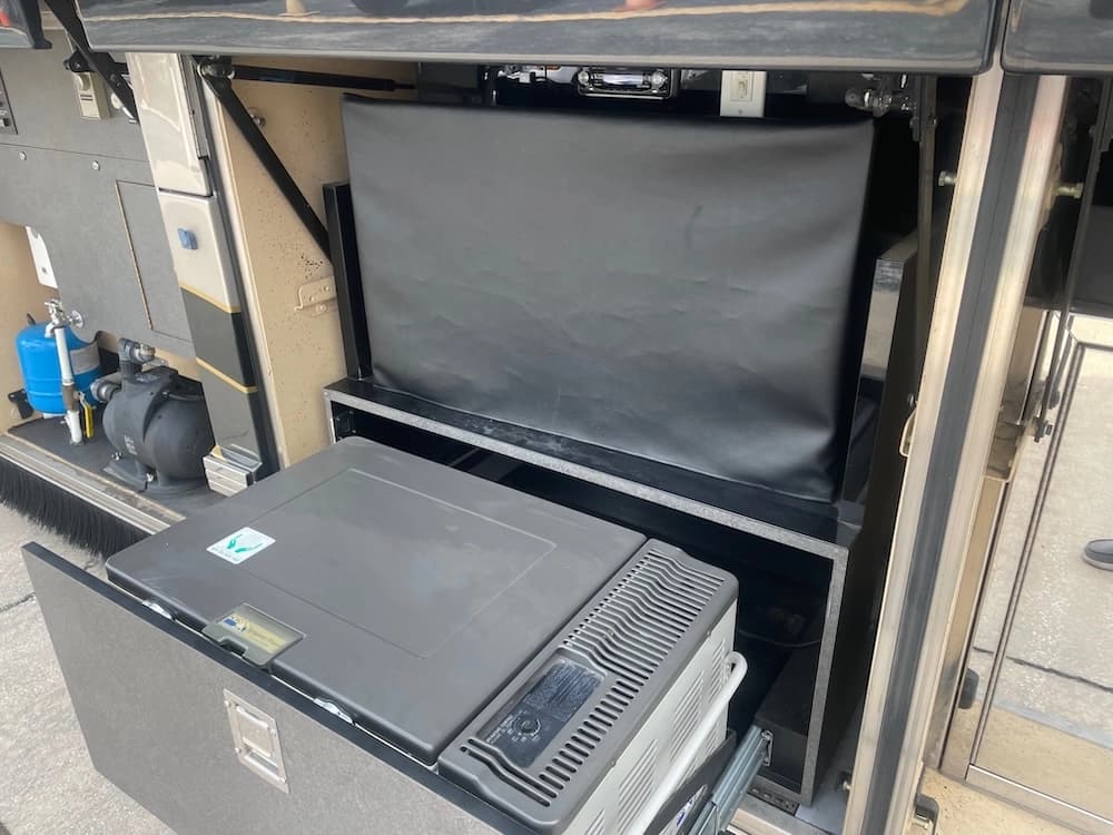 2005 Prevost Featherlite H3-45 Motorhome - Image 10