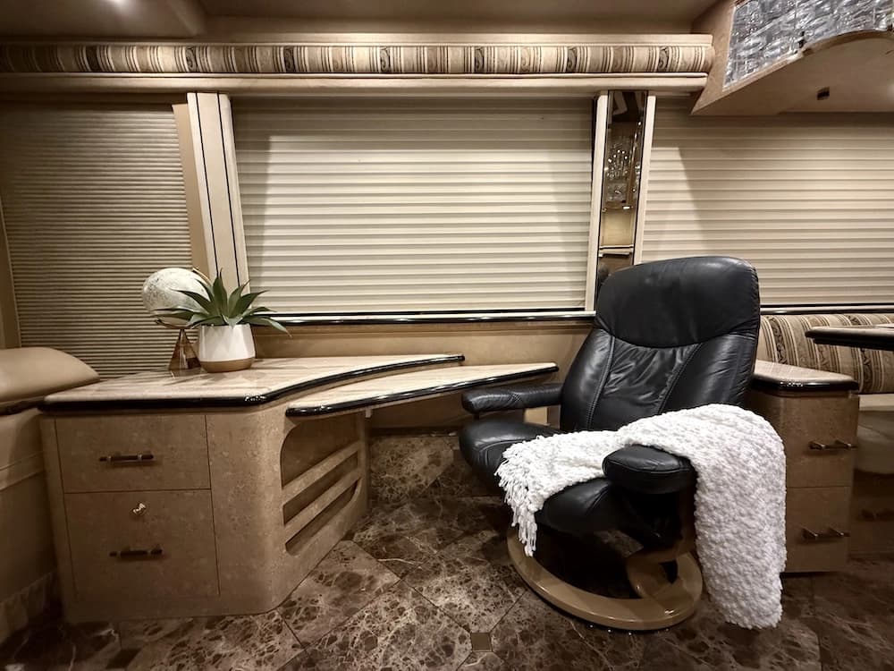 2000 Prevost Marathon H3-45 Motorhome - Image 23