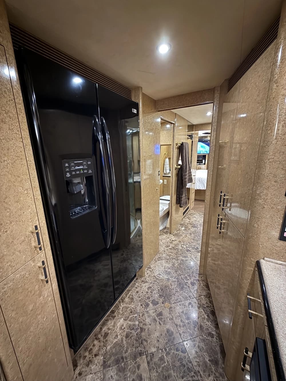 2000 Prevost Marathon H3-45 Motorhome - Image 26