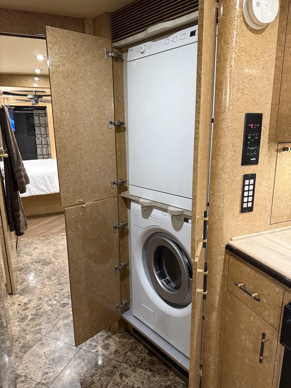 2000 Prevost Marathon H3-45 Motorhome - Image 27