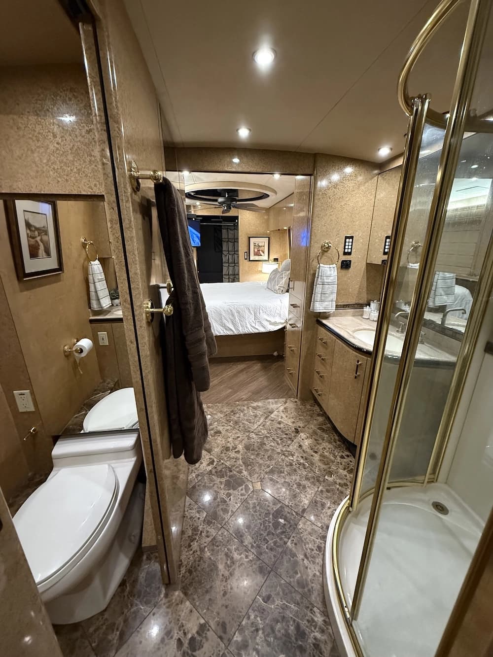 2000 Prevost Marathon H3-45 Motorhome - Image 28