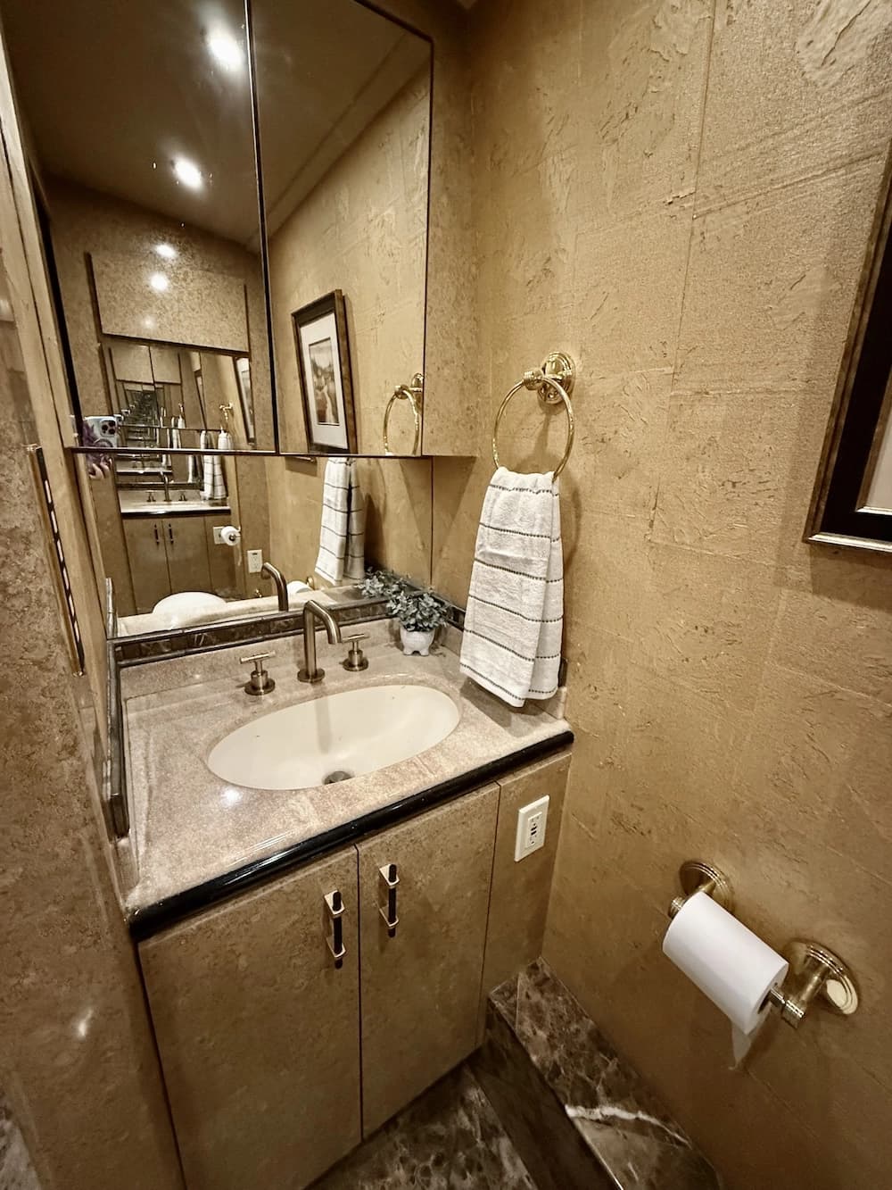 2000 Prevost Marathon H3-45 Motorhome - Image 30