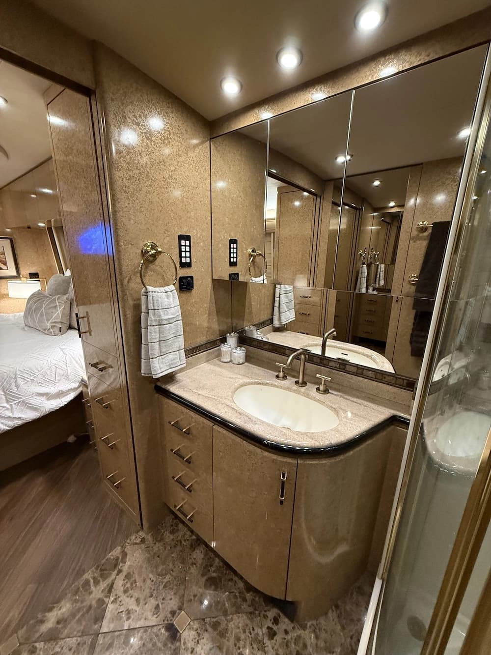 2000 Prevost Marathon H3-45 Motorhome - Image 33