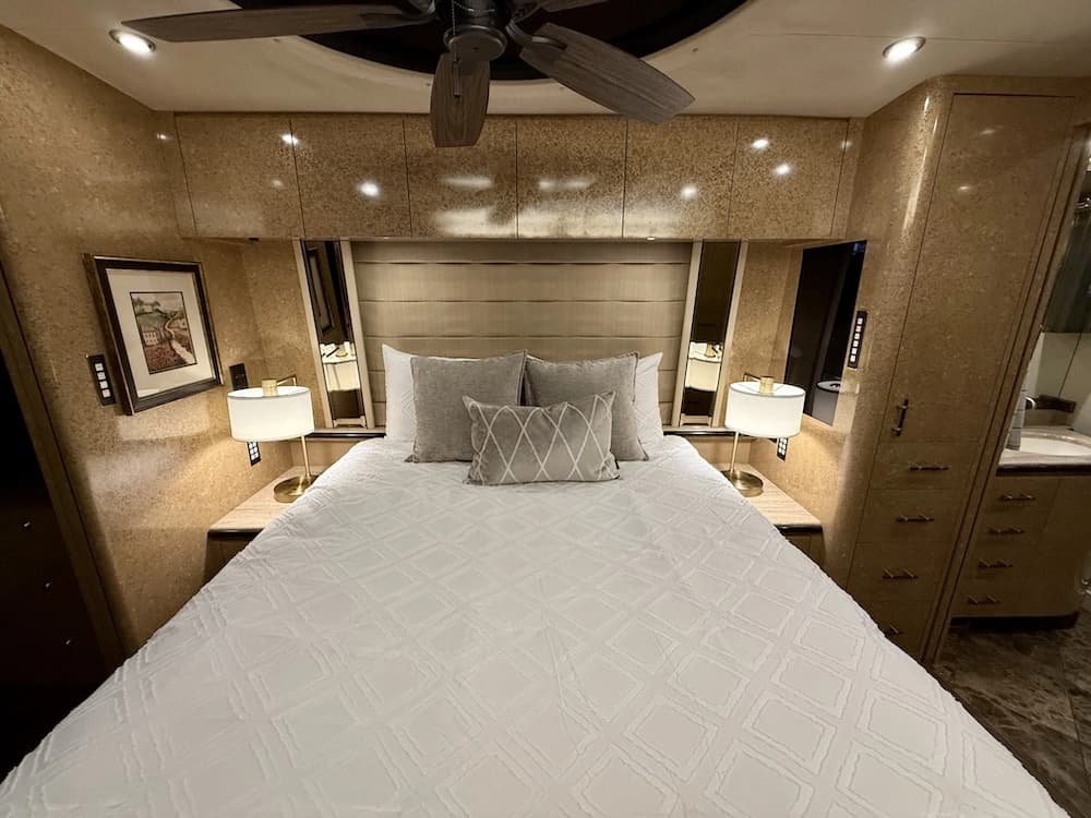 2000 Prevost Marathon H3-45 Motorhome - Image 36