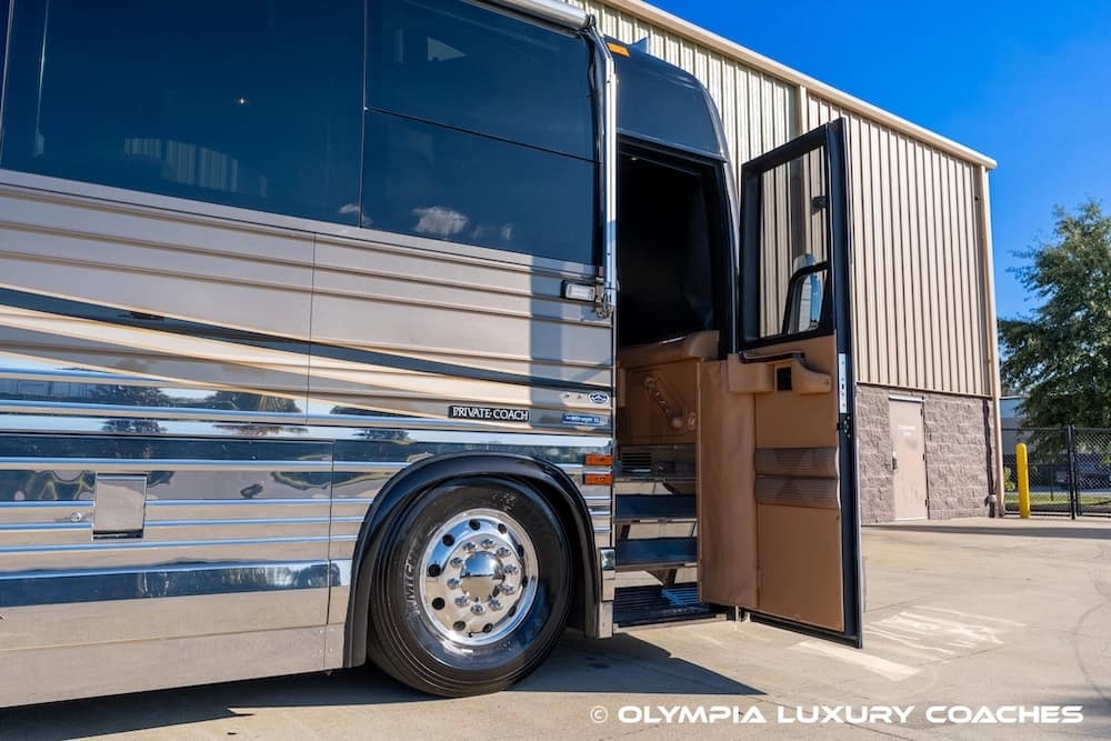 2002 Prevost Liberty XLII Coach - Image 28