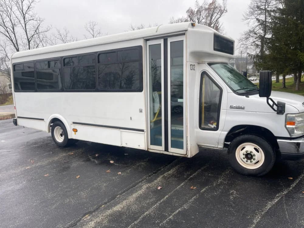 2013 Ford E450 - Image 4