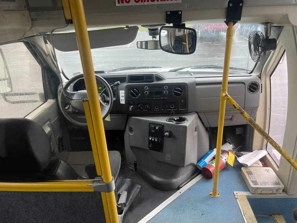 2013 Ford E450 - Image 9