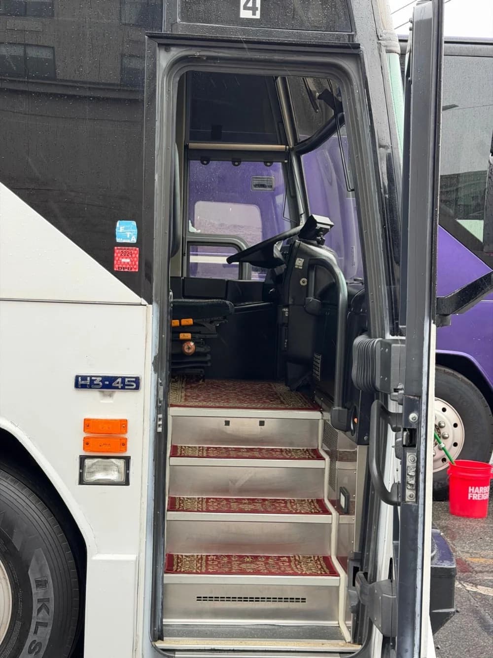 2000 Prevost H3-45 - Image 10